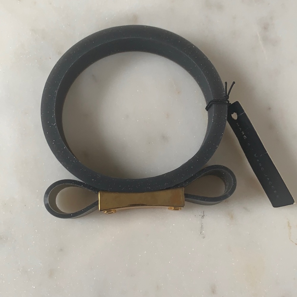 Marc Jacobs gummy bow bracelet with plaque